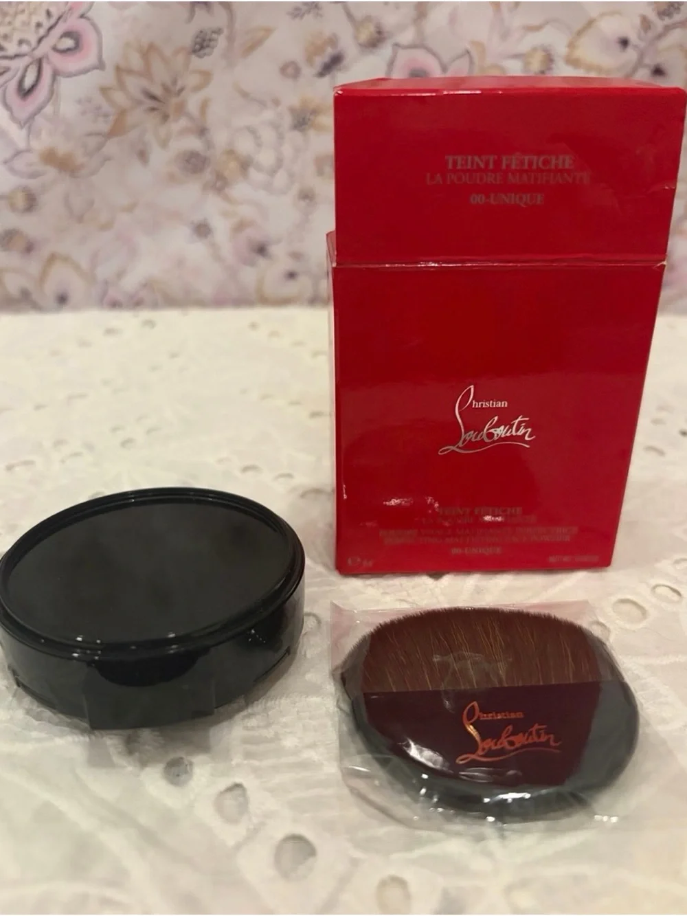 Christian Louboutin Teint Fétiche Powder Compact in Unique with Red Box